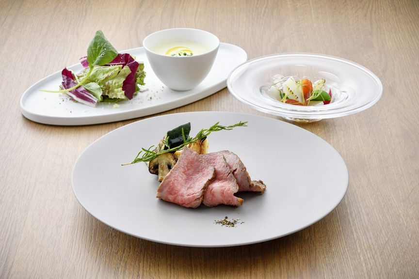 洗練されたお料理と華やいだ空間