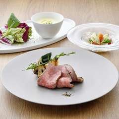 洗練されたお料理と華やいだ空間