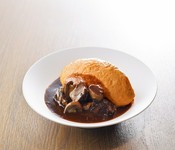 都城産よかもよか卵のふわとろオムレツに、牛すじと香味野菜をじっくり煮込み、 九州産生クリームをあわせたデミグラスソースをかける月曜日限定の贅沢オムライスです。【20食限定】