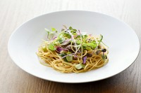 アミューズ+スープ＆サラダ+メインディッシュ+プティフール+パン＆コーヒー
※ライトミールメニューからメインディッシュを１つお選び頂きます。
