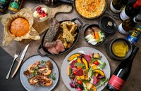 薪火を使った様々な温かいお料理をシェアしていただくプランです。ドリンクバーではワイン、クラフトビール、ハイボールなど約20種類を揃えます。メインは宮崎牛もも熟成薪火ローストビーフが食べ放題です！