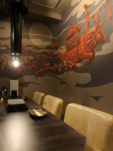 シックな雰囲気の中、最上級の肉を味わう大人のデート