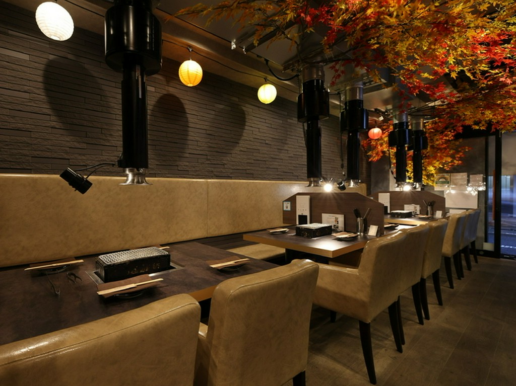 本物の木の下で食事をしているような気分になれる非日常空間