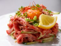 贅沢に和牛A5ランクをユッケにしました。