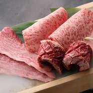 うしおとが厳選した和牛肉を3種類。上ロース、上ハラミ、上カルビを4枚ずつ提供いたします。専用の網を使用。タレと塩、お好みでお召し上がりください。
※写真はハーフ
ハーフ　3,630円