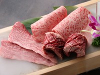 うしおとが厳選した和牛肉を3種類。上ロース、上ハラミ、上カルビを4枚ずつ提供いたします。専用の網を使用。タレと塩、お好みでお召し上がりください。
※写真はハーフ
ハーフ　3,630円