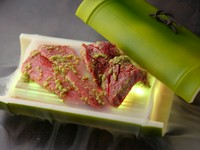 平日限定。上ハラミ、上カルビに塩わさびをからめて提供