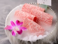 きめ細やかな霜降りで濃厚な旨み。人気部位です。オススメトッピングすき玉
上ロース（ハーフ）1,078円