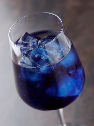 鮮やかなブルーが幻想的『青いお茶』