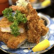 海老とロースかつを同時に味わえる一品です。