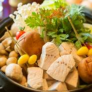 メカジキはたっぷり250g。白菜、キノコ、お豆腐と一緒にメカジキの肉質と上品な脂のりを生卵にたっぷりからめてお召し上がり下さい。〆のうどんが付きます。前日までの御予約をオススメ致します。