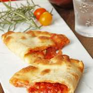 イタリアから空輸している最高品質の水牛のモッツアレッラチーズを存分に使った大人気のマルゲリータの包み揚げ料理です。