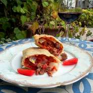 自家製サルシッチャをふんだんに使ったちょっとスパイシーなボリューム一杯の包み揚げ・パンツェロッティです。