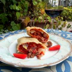 サルシッチャとピリ辛トマトソースの包み揚げ