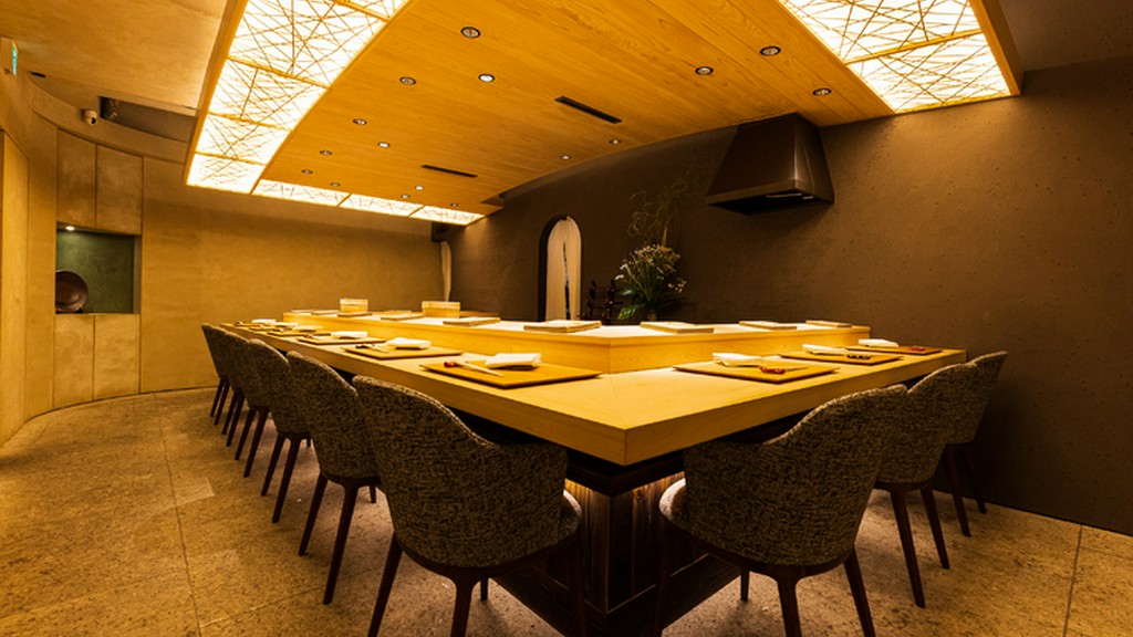 美食を楽しむ舞台は、凜とした空気感漂う12席のカウンター席