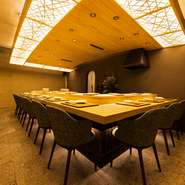 職人の技術を間近に見ることができるのも、醍醐味の一つです。調理場を囲むカウンター席は、ゆったりと座れる椅子が並ぶラグジュアリーな空間。繊細な仕事に魅せられる、上質な体験を約束してくれます。