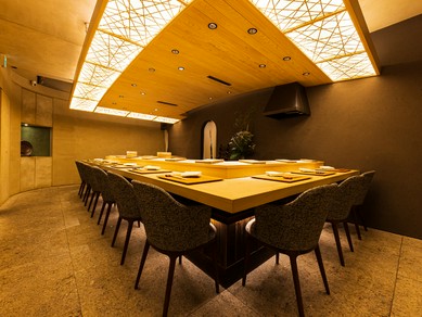 美食を楽しむ舞台は、凜とした空気感漂う12席のカウンター席