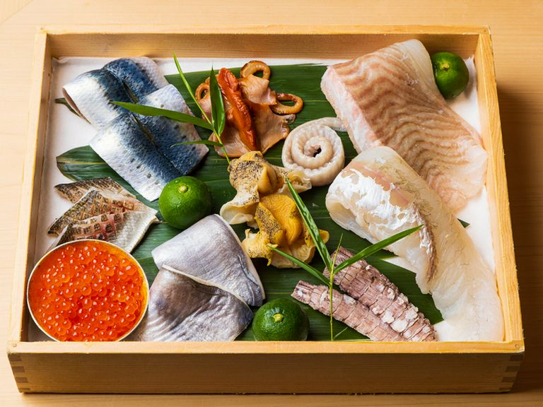 季節の魚介で彩られた、宝石箱のように輝くネタ箱