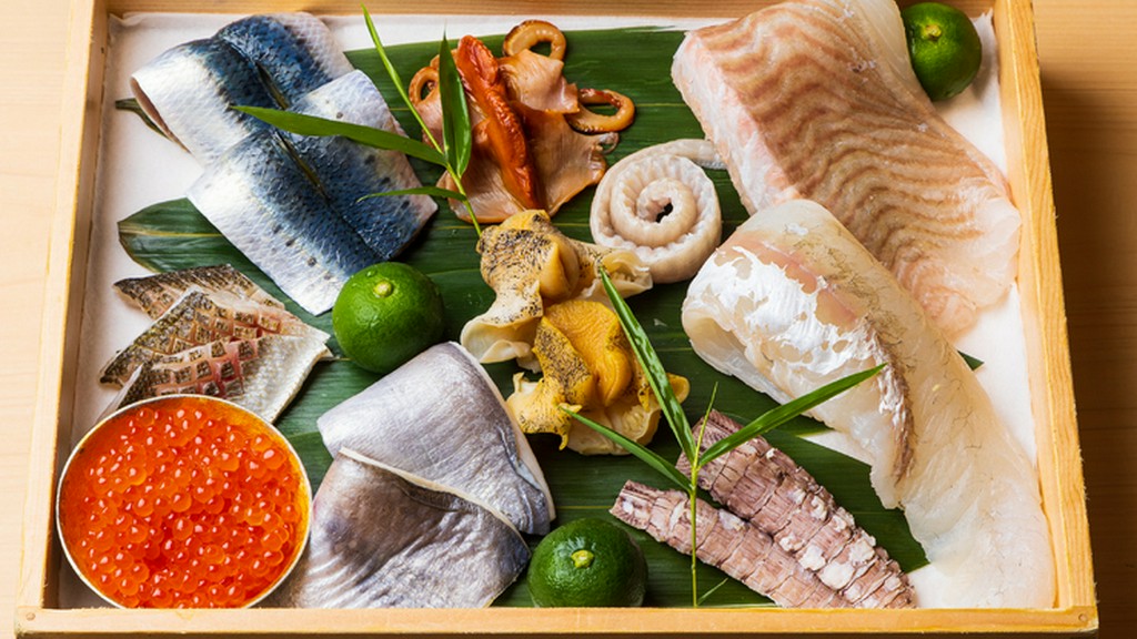 季節の魚介で彩られた、宝石箱のように輝くネタ箱