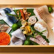 天然素材にこだわった、季節に合わせたネタが並びます。市場はもちろん、各産地の漁師から直接仕入れることも多く、旬が寿司の味わいを豊かに演出。ネタの特性を考慮し、コースの順序が工夫されています。