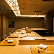 ディナータイムには、『おまかせコース』と『Anniversaryコース』が用意されています。好みでシャリやわさびの量の調整をお願いしたり、握りやおつまみを追加することも可能。会話の弾む、親密な時間を過ごせます。