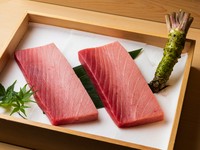 コンセプトは、一切の妥協なく、上質な寿司ネタをたくさんのゲストに味わっていただくこと。産直・天然にこだわり、その季節にしか味わえない本物の旬を提供します。（画像は、鳥取県境港の鮪）