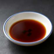 【美登利】の特色である甘みのあるシャリをさらに引き立てます。醤油の塩味は魚の甘みを引き出す効果もあり、「甘み＝旨み」とする【美登利】の寿司には欠かせないこだわりの一つです。