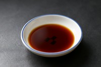 【美登利】の特色である甘みのあるシャリをさらに引き立てます。醤油の塩味は魚の甘みを引き出す効果もあり、「甘み＝旨み」とする【美登利】の寿司には欠かせないこだわりの一つです。