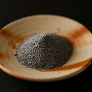 たくさんの種類豊富なミネラルが含まれる能登の海。珠洲の塩は、その海水100％でつくられています。炭自体は無味無臭ですが、脱臭効果があるため、生臭さなどを軽減し、寿司や魚料理には最適です。