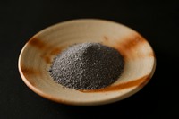 たくさんの種類豊富なミネラルが含まれる能登の海。珠洲の塩は、その海水100％でつくられています。炭自体は無味無臭ですが、脱臭効果があるため、生臭さなどを軽減し、寿司や魚料理には最適です。