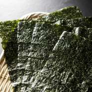 有明海は、約100の河川が森の栄養分を運んでくることから“豊穣の海”“宝の海”。有明海の恵みを受けた海苔は、口にした感じが柔らかく、甘さと旨みのある海苔となります。