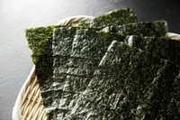 有明海は、約100の河川が森の栄養分を運んでくることから“豊穣の海”“宝の海”。有明海の恵みを受けた海苔は、口にした感じが柔らかく、甘さと旨みのある海苔となります。