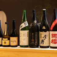 料理に合わせた日本酒を7杯楽しめるペアリングセットが用意されています。全国各地から厳選した銘柄の中から、好みの1本を見つけてみてはいかがでしょう。