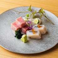 その時期に一番おいしい産地のものを日本全国から目利きし、提供しています。市場に出向くほか、各産地の漁師から直接仕入れることも。（画像は、イカのウニのせ・芽ネギの大トロのせ　塩レモン・えぼ鯛酢締め）