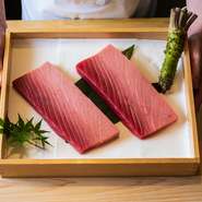 旬の魚介類と合わせる米は「山形雪室つや姫」を、海苔は佐賀県有明産の初摘み海苔を使用。また、能登の「炭塩」や本醸造醤油をベースにしたオリジナルの醤油など、選び抜かれた素材が極上の一貫をつくっています。