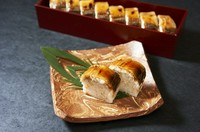 【すしの美登利】名物の穴子を使って、こだわりのシャリと共に一本一本しっかりと押しを効かせた棒寿司です。