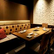 テーブル席やソファー席、掘りごたつ座敷席など、雰囲気の違う個室が用意されているのがうれしいポイントです。シーンに合わせて自分好みの部屋を選べるのも楽しみの一つ。周りを気にせずにくつろいで過ごせます。
