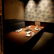 五感が刺激される贅沢な焼肉メニューを、コースでもアラカルトでも楽しめるのが魅力です。落ち着いて過ごせる個室席は、デートはもちろん接待や会食の場面にも理想的。おいしい食事が、思い出に残る時間を彩ります。