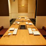 高級感がありながらもカジュアルに利用ができる【焼肉安福本店　可児】。コースには6人以上で飲み放題をつけることもでき、会食や食事会にも最適です。焼肉の魅力に改めて気づかせてくれる、とっておきの一軒。