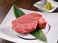 最高級飛騨牛のシャトーブリアンをこの価格で。まずはわさびをつけて、その後自家製タレをつけて食せば2パターンの食べ方が楽しめます。口の中でとろけていく滑らかな食感、芳醇な香り、濃厚な味のトリコに。
