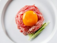 飛騨牛を使用した非加熱食肉製品の飛騨牛ユッケです。特製のユッケダレと一緒にどうぞ。