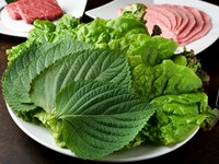 サニーレタス、サンチュ、エゴマの盛り合わせです。特製のサンチュ味噌とご一緒にどうぞ。かなりボリュームがあります。