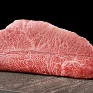 霜降りと赤身のバランスが絶妙で、肉の旨みがしっかりと感じられる「飛騨牛」。時には、市場にほとんど流通していないような珍しいものにも出合えます。歴史を経た「ひぐち」が誇る味を堪能して。