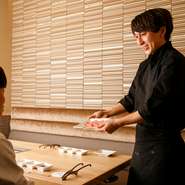 店内の様子を常に気にかけ、細やかな心配りでもてなしてくれる樋口氏。肉そのものの味を損なわないよう、おいしい食事ができるように細やかな配慮を忘れずに。網の交換にもこまめに対応してくれます。