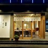 逸品の一皿一皿に僖成の色を感じて頂けます。各店舗の拘り逸品の数々、十一の職人の心と技、おもてなし。変わりゆく時代の中で拘りの逸品は受け継がれながら変わらずにお客様に喜ばれてきたものばかり。