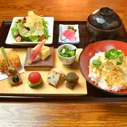 装飾や器にも拘り、各店の料理人が持ち寄った料理を一皿一皿に演出し、各々の色と味を愉しんで頂けますよう職人の心技、おもてなしをご 提供いたします。