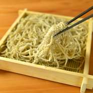 特製「鯛塩」を蕎麦にかけると更に鯛の旨みと蕎麦の香りが楽しめます。