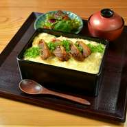 ジューシーで食べ応えある「黒毛和牛メンチカツ」をフンワリ湯葉玉重に盛り付けます。＜ 天草和牛メンチ湯葉玉重（国産米佐渡コシヒカリ使用）サラダ/香物/味噌汁/甘味