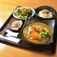 「和らく」料理長直伝レシピの中辛スパイスカレー。一晩特製スパイスに漬けこんだ後、じっくりと煮込んだチキンと彩り野菜が入っています。

＜ 特製チキンカレー、佐渡産コシヒカリ、彩々サラダ、漬物 ＞
