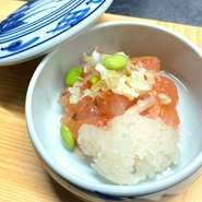 佐渡産南蛮海老を塩麹で漬けた塩麹漬け、海老の旨みが広がる当店、人気の一品